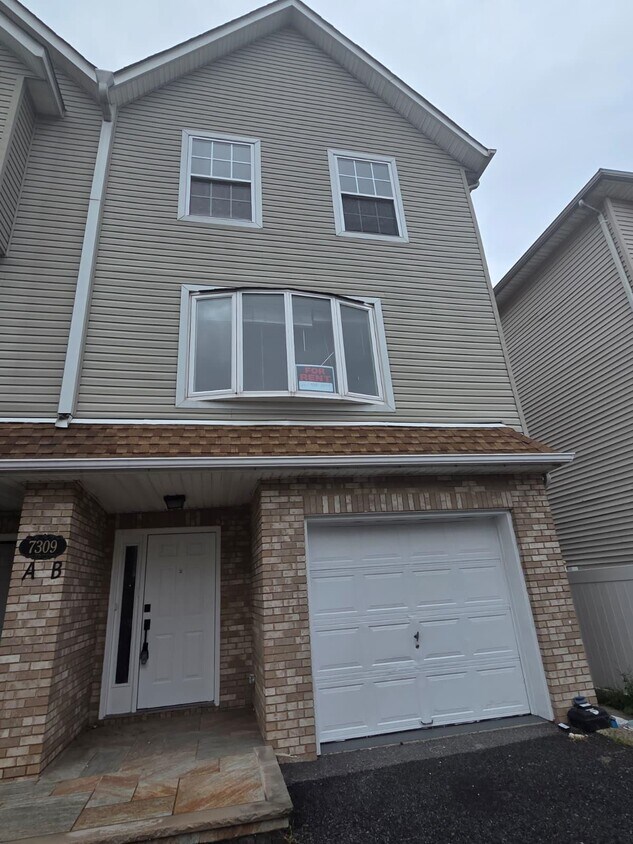Foto principal - 7309 Dane Ct