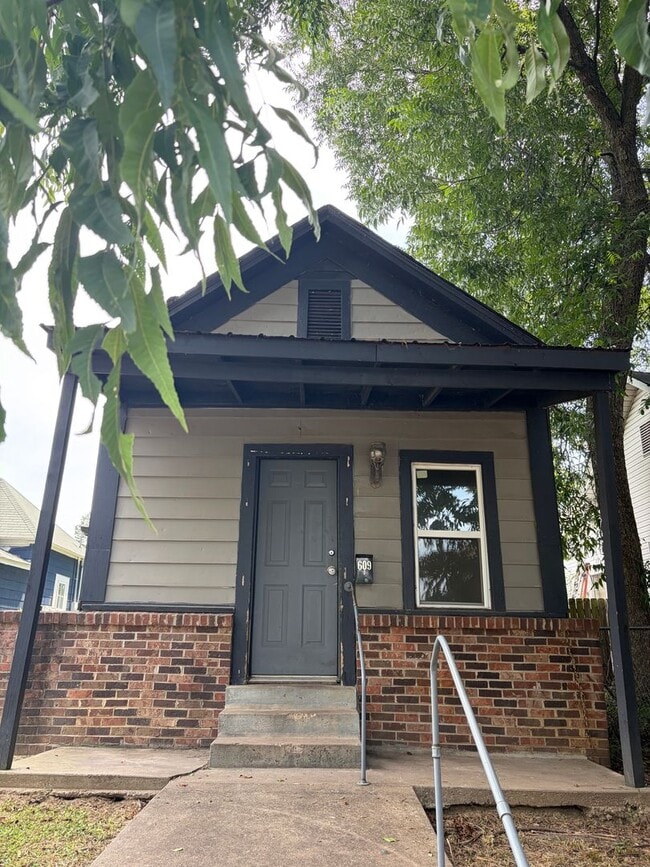 Building Photo - 609 S 18th St