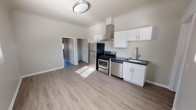 Building Photo - FREE RENT! 1 BED & 1 BATH UNIT AVAILABLE -...