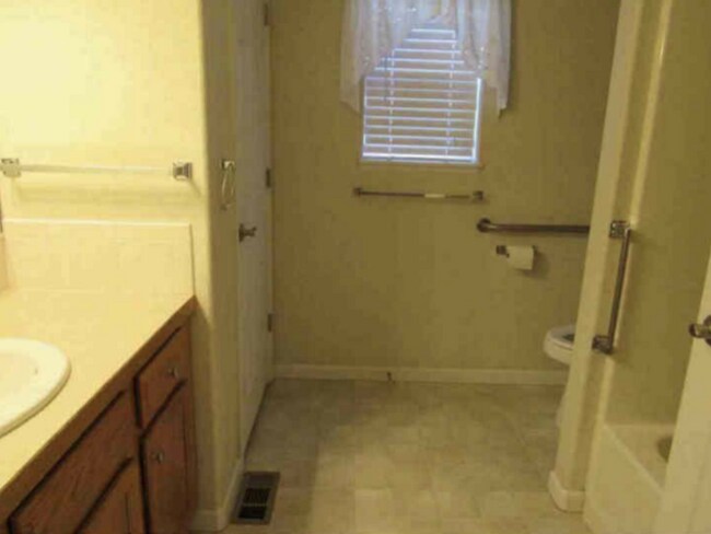 Building Photo - 915 Alta Mae St