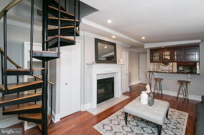 Primary Photo - Sunny 1BR w/ HW Floors, W/D, Fireplace, D/...