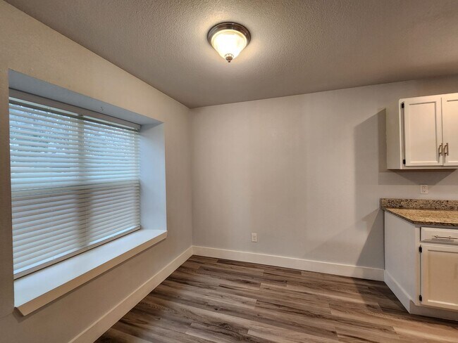 Foto del edificio - 2 Weeks Free Rent / Corner Lot / Fridge, W...