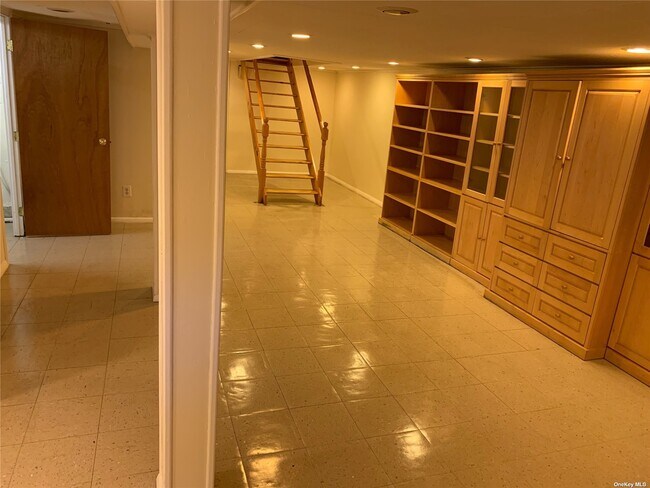Foto del edificio - 102-26 183rd Pl