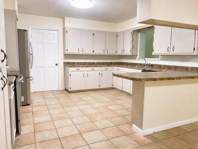 Large Kitchen with Stainless Steal Applicances - 703 Lee St