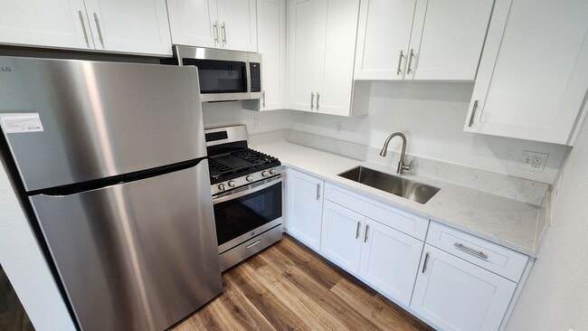 Building Photo - 988 El Camino Dr