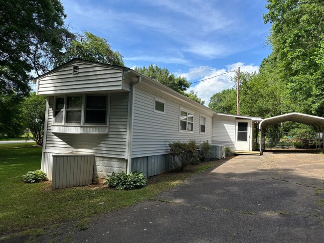 Building Photo - Secluded 2 Bedroom Manufactured Home
