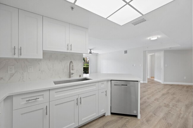 Foto del edificio - 500 Crestwood Ct N