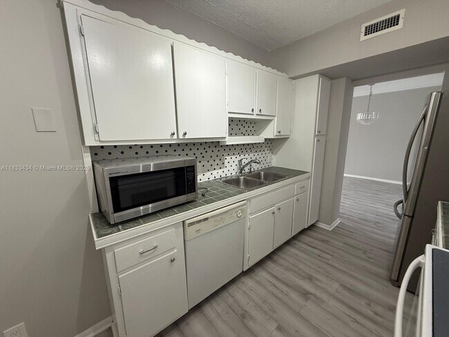 Foto del edificio - 4200 Hillcrest Dr