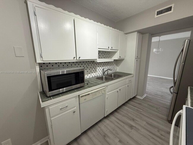 Building Photo - 4200 Hillcrest Dr