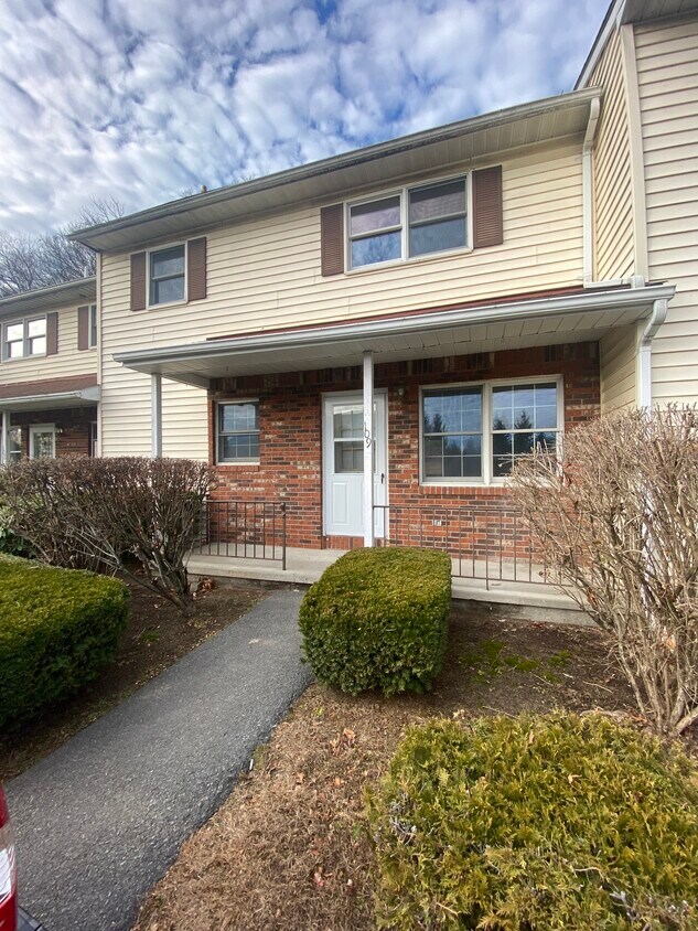 Primary Photo - 109 Wheatfield Dr