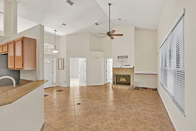 Building Photo - Great 4 bedroom/ 2 bathroom home in Eagle Harbor