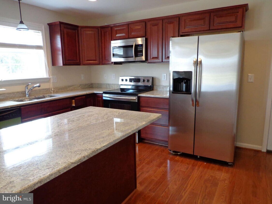 Foto principal - 23280 Greenbrier Rd
