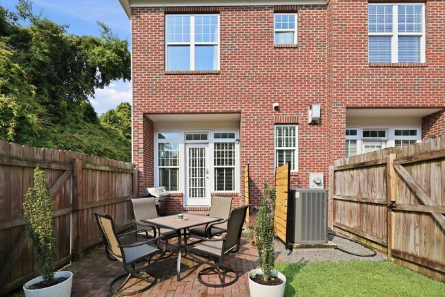 Foto del edificio - Fully Furnished Option Available | Modern End-Unit Townhome | Prime Raleigh Location
