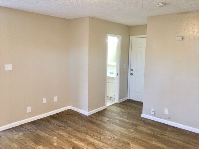 Building Photo - Great 2 bed, 1.5 bath Condo in Vallejo - C...