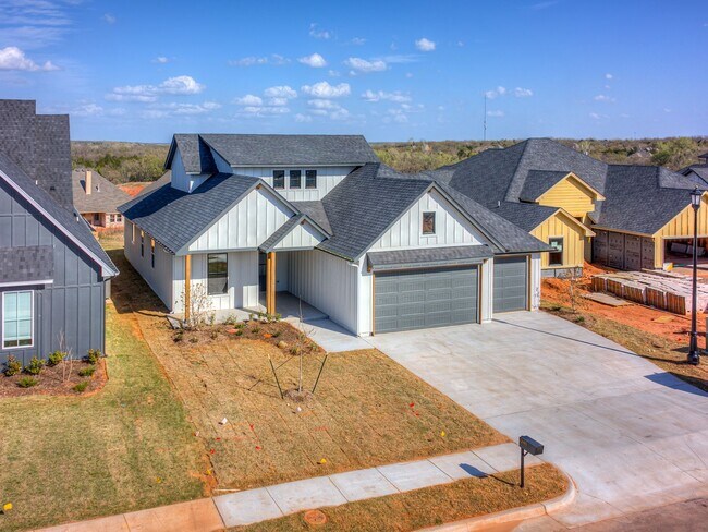 Building Photo - Newer Beautiful home in East Edmond + 4 Be...