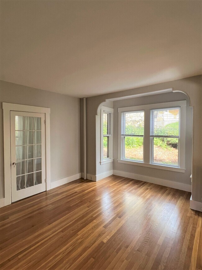 Large, sunny living room - 85 Rice St