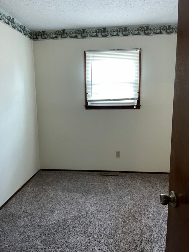 Building Photo - 3 BEDROOM 1.5 BATHROOM TOWNHOUSE FOR RENT