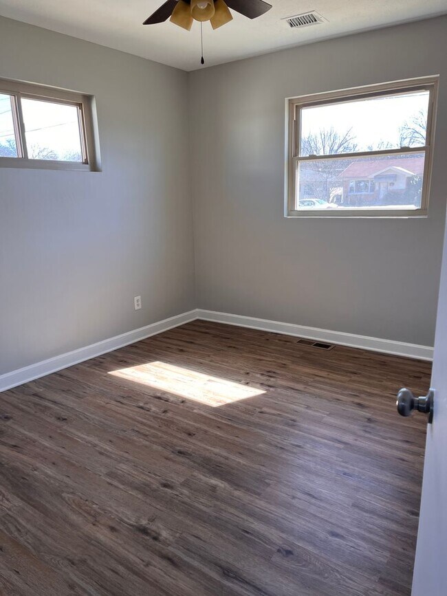 Foto del edificio - 3 Bedroom, 1 bath ranch home, with a 2.5 car garage