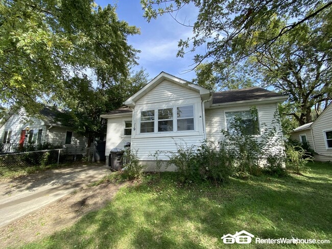 Building Photo - 1229 Merle Hay Rd