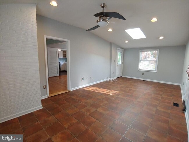 Building Photo - 521 Evergreen Rd