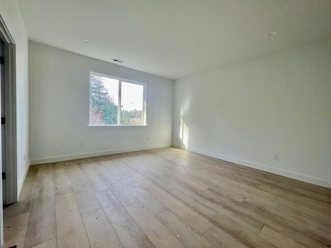 Building Photo - NEW BUILT!! STUNNING SANDY, OR TOWNHOME!