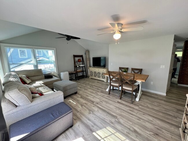 Building Photo - 6 10th Ave