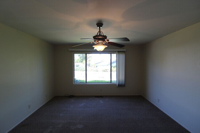 Foto del edificio - Concord 3 bedroom 2 bath new carpet, new paint,  home in quiet neighborhood!