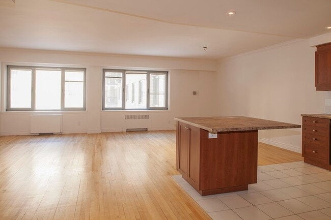 Building Photo - 3495 Rue de la Montagne
