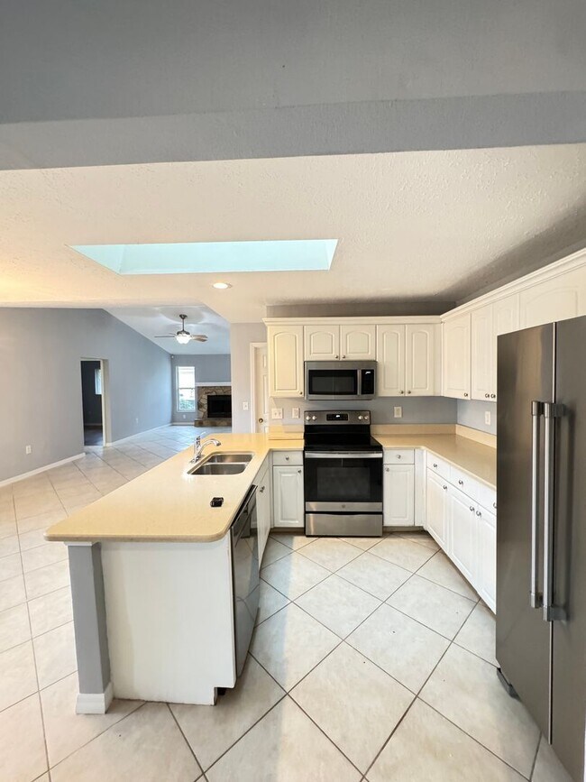 Building Photo - ANNUAL UNFURNISHED 4-bedroom, 2-bath Singl...