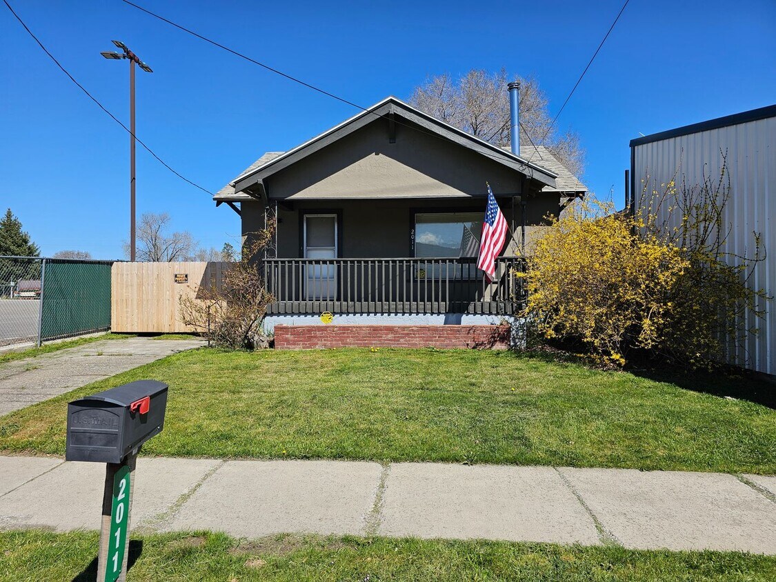 Primary Photo - 2011 Adams Avenue, La Grande, Oregon 97850