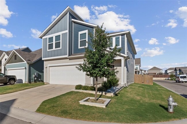 Building Photo - 3007 Salvidar Bend
