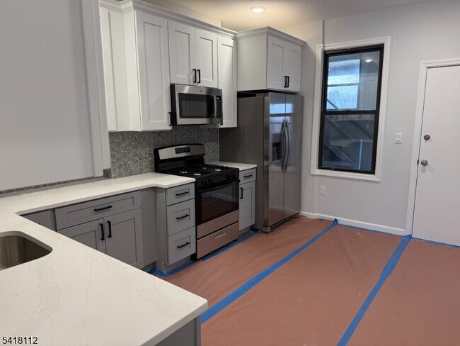 Building Photo - 37 6th St