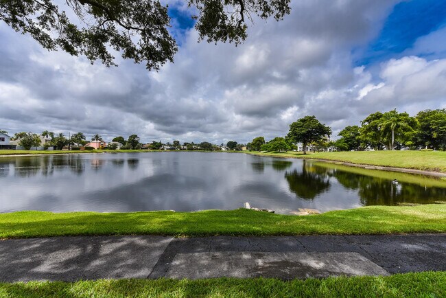 Foto del edificio - 13 Tara Lakes Dr E
