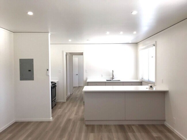 Foto del edificio - Make this your home! Fully remodeled 1 bedroom, 1 bath! Great Los Alamos Location. Upstairs Unit ...