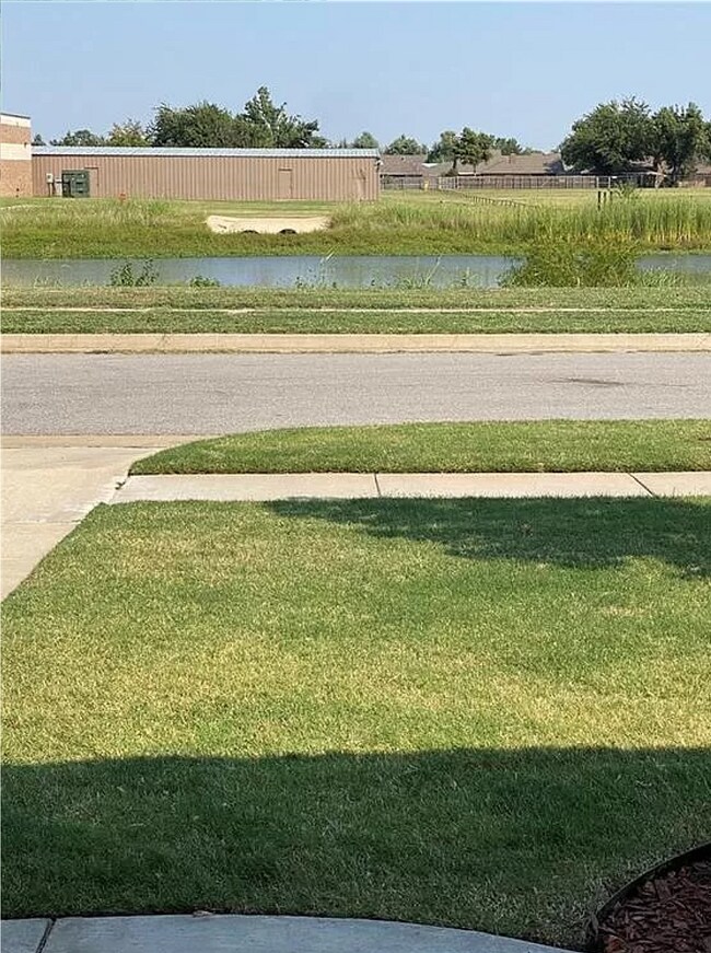 Building Photo - Delightful 3 Bedroom 2 Bathroom Next to a Pond