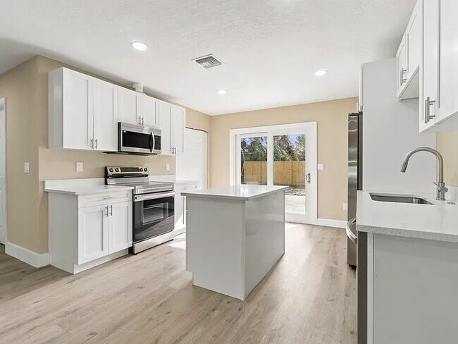 Foto del edificio - Beautifully Remodeled North Hyde Park Home | Prime Tampa Location