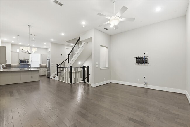 Building Photo - 819 Algona Ave