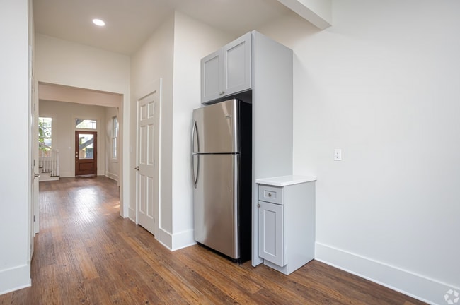 Building Photo - Newly Renovated Uptown Apt near Prytania St