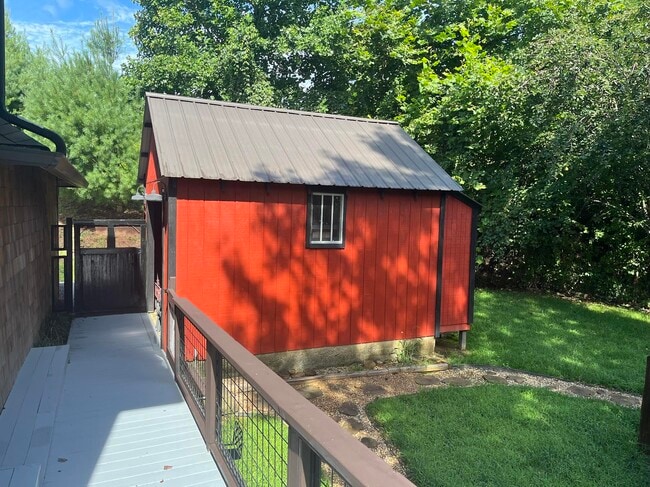 Building Photo - 12 Hidden Knoll Dr