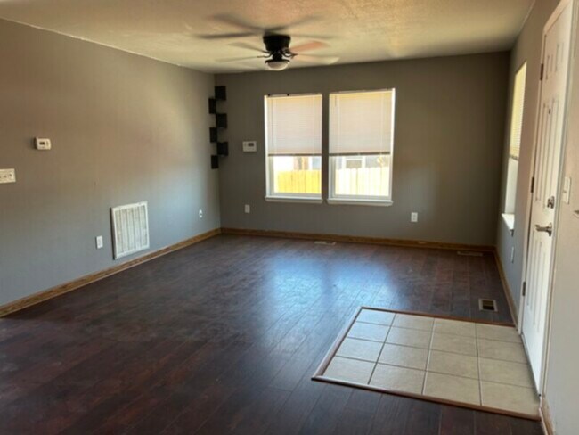 Building Photo - 5 bedrooms house built in 2011