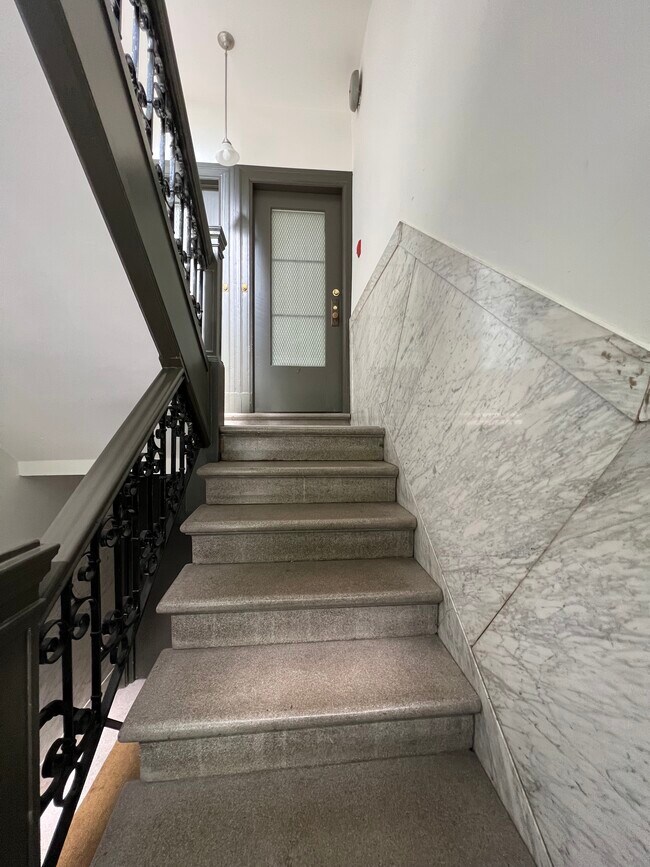 Unit Entrance (1/2 flight stairs) - 1228 Taylor St