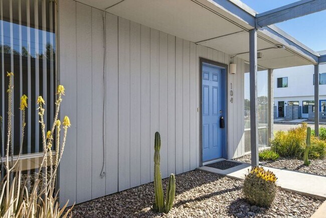 Building Photo - 4646 N 11th Ave
