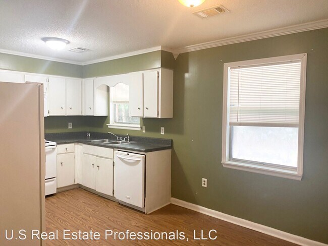 Foto del edificio - 3 br, 2 bath House - 469 Elm Street