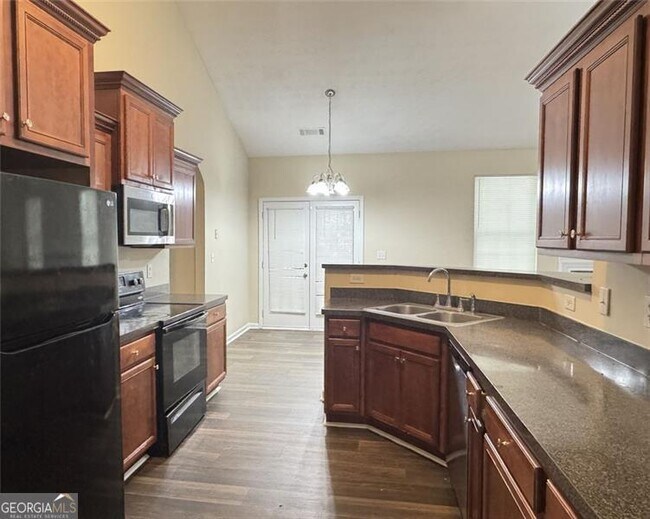 Foto del edificio - 5736 Lakeside Dr