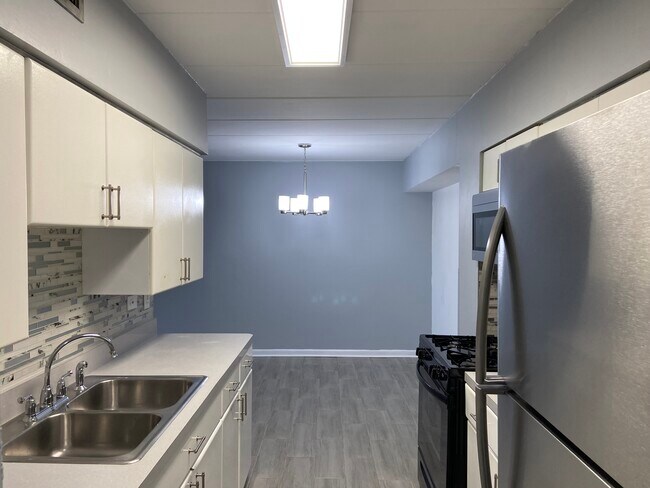 Building Photo - 220 S Roselle Rd