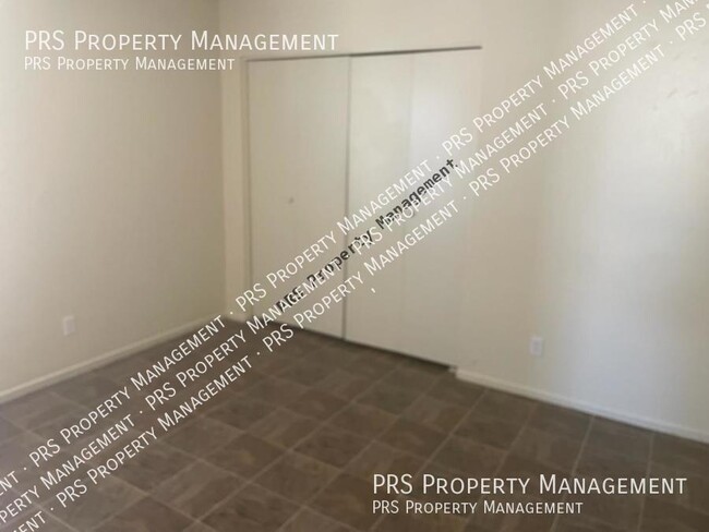 Building Photo - 465 W Ivyglen St