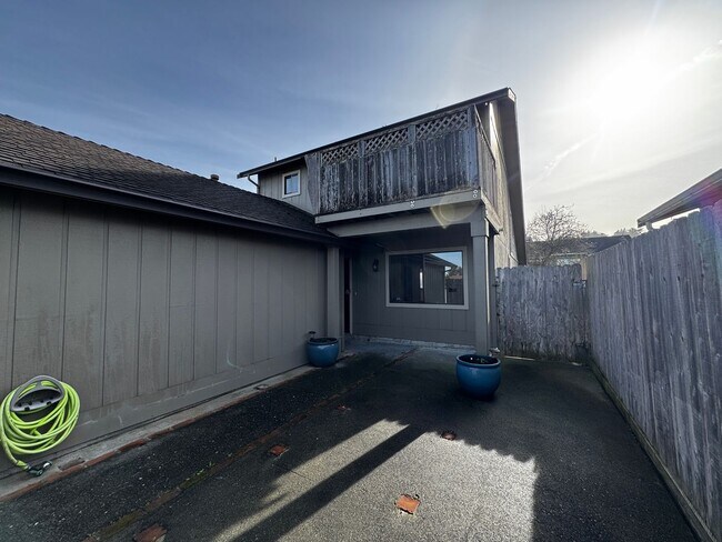 Building Photo - Charming 3 Bedroom 2 Bath home located in Humboldt Hill!