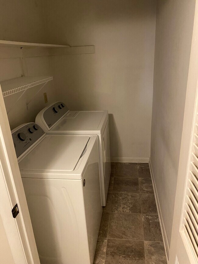 Building Photo - 7218 Woods Crossing Dr