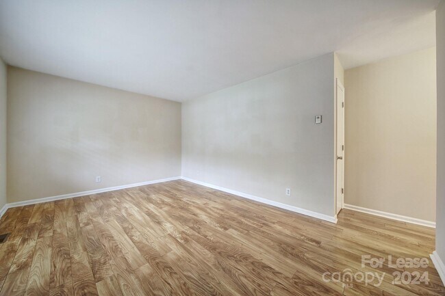 Foto del edificio - 2524 Dora Dr