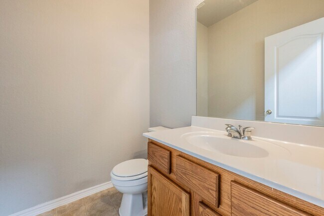Foto del edificio - Large two story, two bedroom, two and a half bath